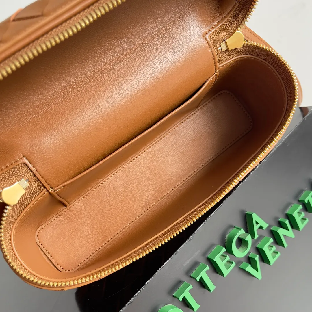 Batch 1360 Bottega Veneta 24 spring and summer woven zipper crossbody bag. A crossbody bag that can be used as a cosmetic bag. The exquisite weaving and compact body are an indispensable accessory for the upcoming summer. The double zipper also better protects the bag. It has a large capacity. If you like it, don’t miss it. Style number: 789109 Size: 22*12.5*5cm